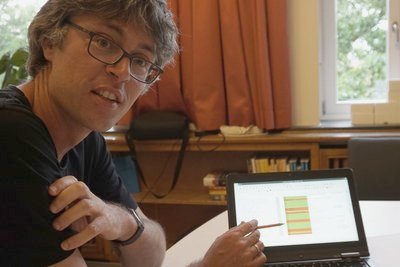 Prof. Sander demonstriert seine Liste bisher gefixter Bugs